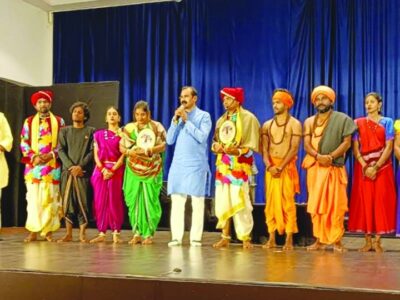 वैराग्य की गाथा भरथरी को देख भावविभोर हुए दर्शक, तालियों से गूंजता रहा सभागार