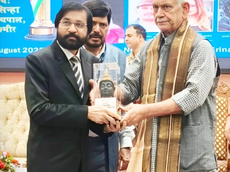 डॉ. सहाय को जम्मू कश्मीर के उपराज्यपाल के हाथों मिला अंतर्राष्ट्रीय पुरस्कार